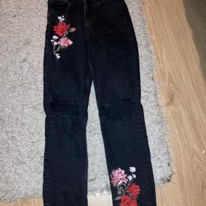 Super fina Mom jeans från hm med hål på knäna och tryck med blommor , storlek 36