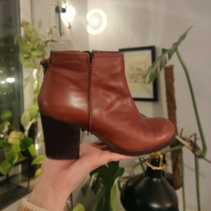 ~NYSKICK~ Vagabond boots med klack  - Säljer ett par Vagabondboots i utmärkt skick! 🌻 Knappt använda alls, se klack i bild två. Storlek 40, true to size. Kan skickas mot frakt eller hämtas upp i Lund 🌞 nypris 900. Pris kan ev diskuteras! ✨