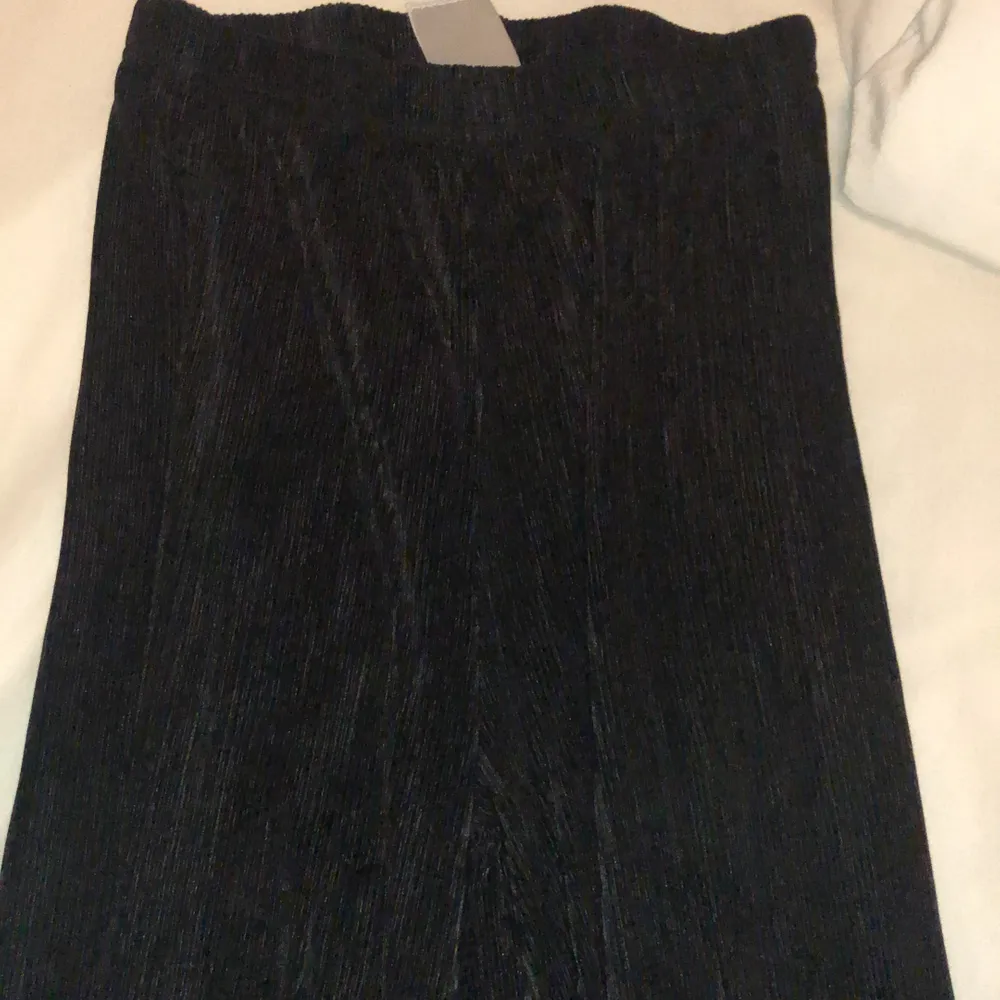 Svarta plisserade byxor från Gina tricot. Storlek 34 men är ganska töjbar/strecig så hade passat upp till storlek 40. . Jeans & Byxor.