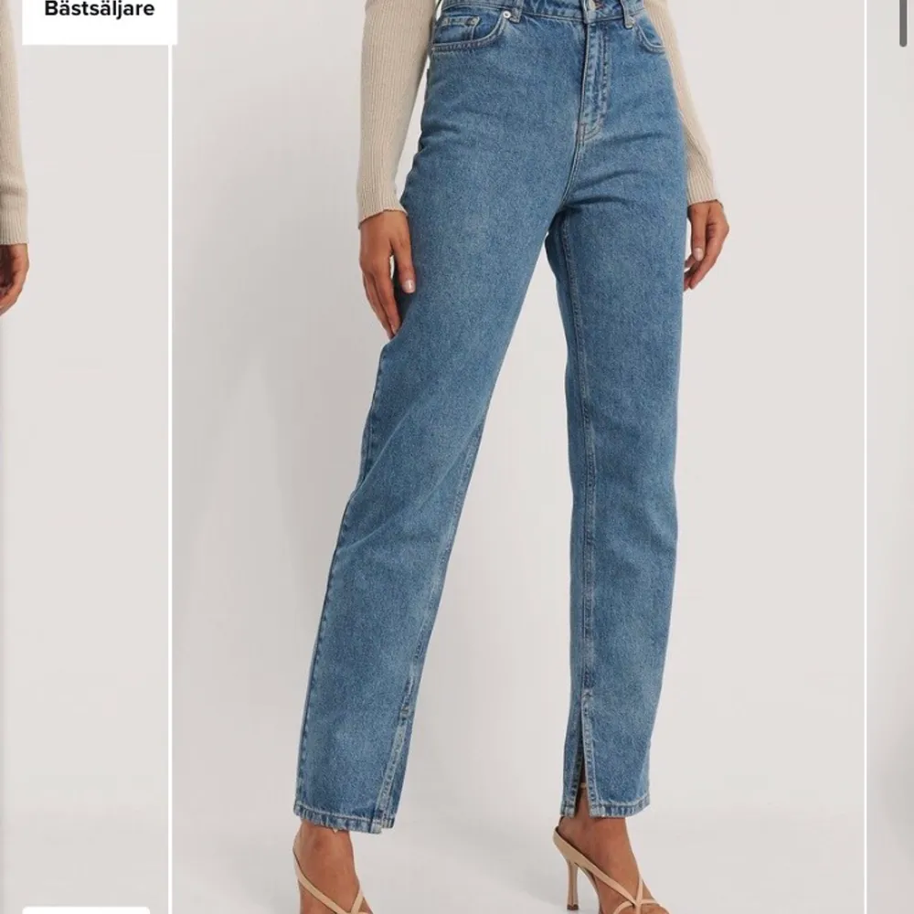 Säljer dessa raka jeans med slit längst ner i storlek 34. Köpta på NAKD. Skriv för bilder / bilder på💞. Jeans & Byxor.