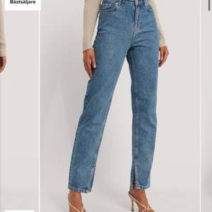 Säljer dessa raka jeans med slit längst ner i storlek 34. Köpta på NAKD. Skriv för bilder / bilder på💞