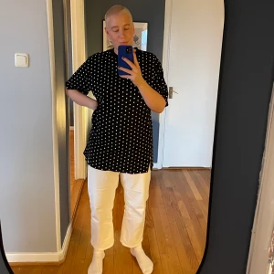 T-SHIRT FRÅN MONKI - Svart tröja med vita prickar från MONKI. Storlek M men OS. 100% bomull. Som ny! Katt finns i hemmet. 