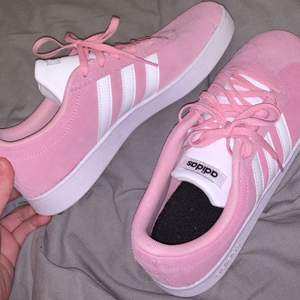 skitsnygga knappt använda rosa adidas skor i storlek 38