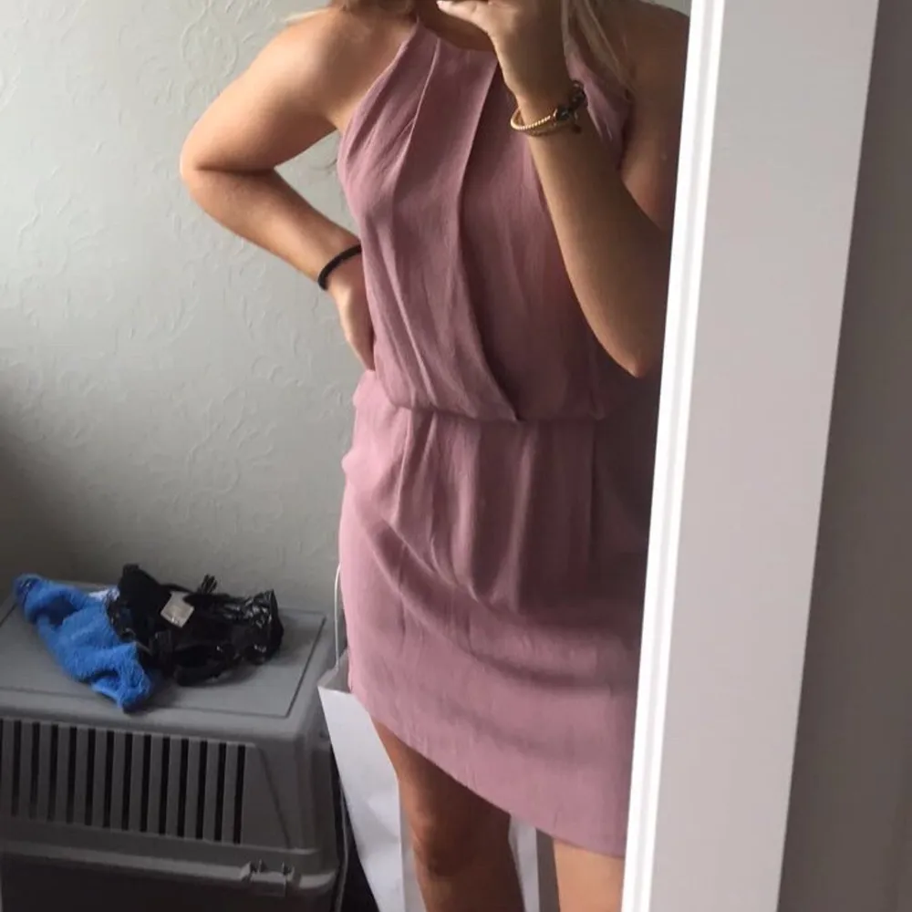 Samsoe samsoe willow short dress i Stl S. Jättefin kläning men som tyvärr inte längre kommer till användning! Nypris 999kr. . Mekot.