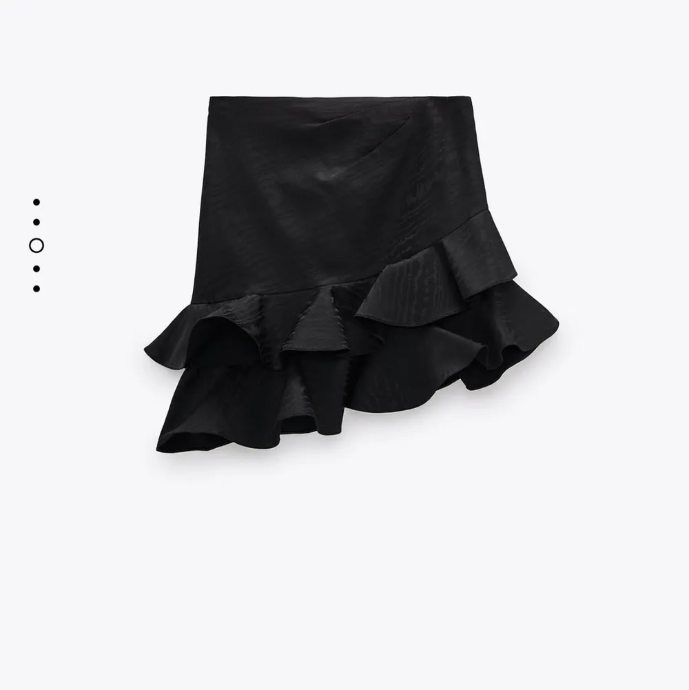 Säljer denna snygga kjol från zara som tyvärr inte passa mig. Storlek M, aldrig använd med lapparna kvar. Slutsåld på zara hemsida. Nypris 399 kr. Kjolar.
