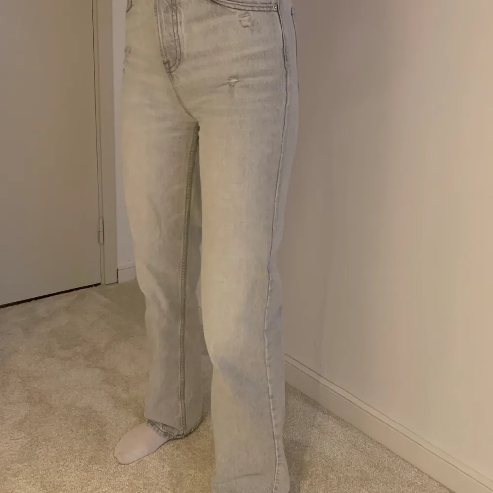 Gråa populära Zara jeans. Mycket bra skick. Köparen står för frakten💕 jag är 176 cm lång. Buda om det behövs!. Jeans & Byxor.