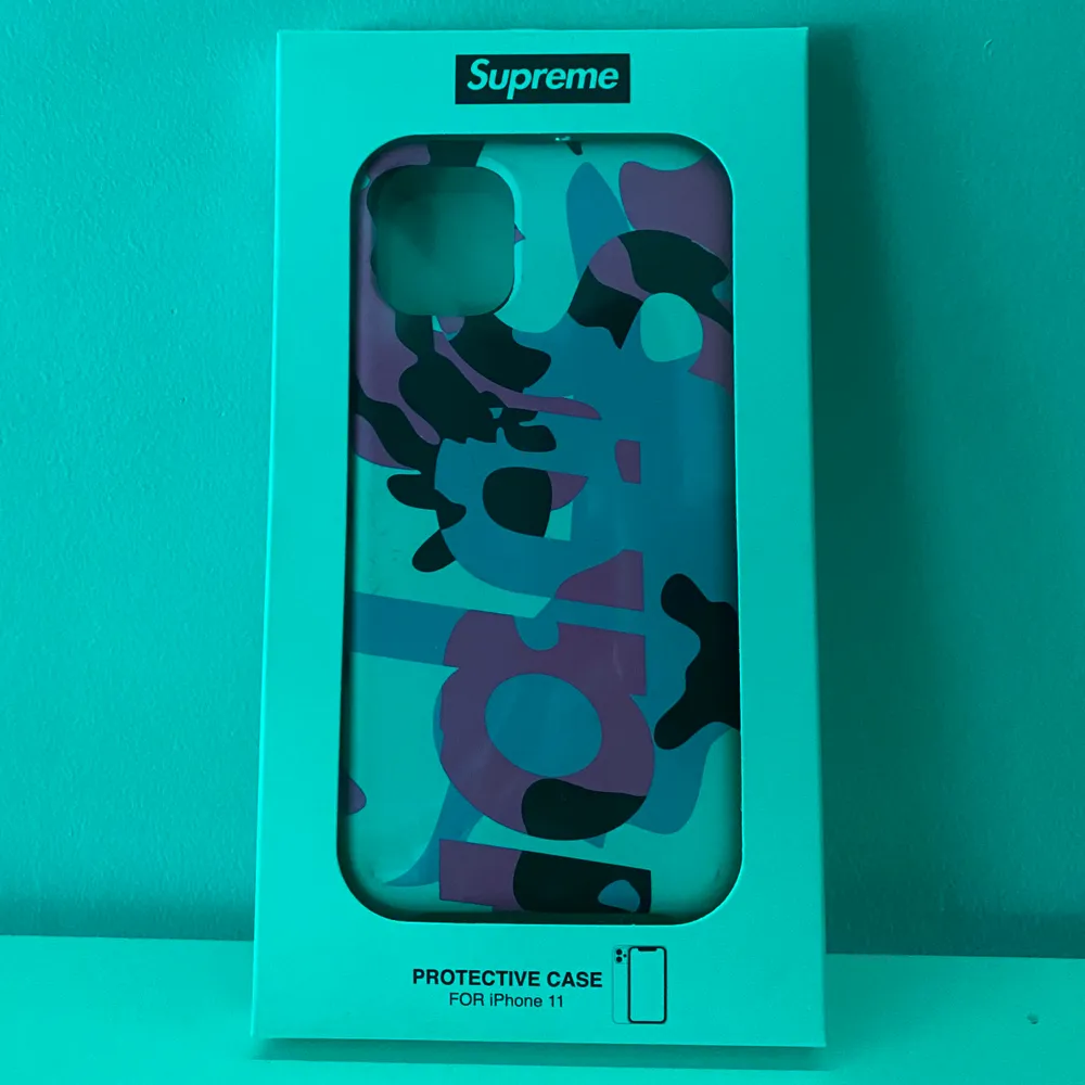 Supreme skal till iphone 11, köpt vid supreme droppet förra månaden, helt ny och oanvänd, dock så har den blivit öppnad och inspekterad.. Accessoarer.