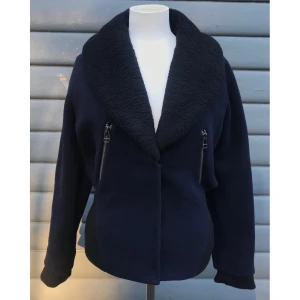 H&M Studio mörkblå svart vinterjacka  - H&M STUDIO mörkblå/svart ull vinterjacka Storlek S Denna är varmt och cosy. Bra skick, inget att anmärka på. Längd: 60cm Två fickor (+ bonusficka på insidan)  Material: ull och pälsimitation (poly)