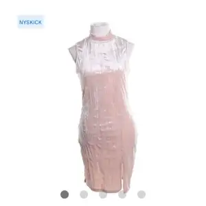 Helt ny och oanvänd ljusrosa klänning från Gina tricot med lappen kvar. Sammetsmaterial. Storlek S. 69 kr, frakt ingår.