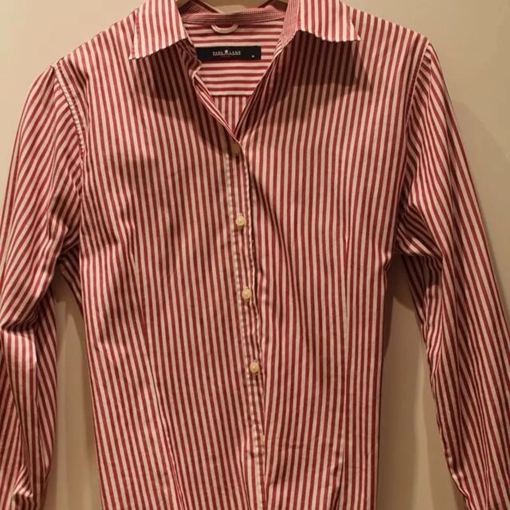 Säljer min fina park lane skjorta pga för få användningar. Köpt förra året på Väla i originalbutik. Så gott som ny . Skjortor.