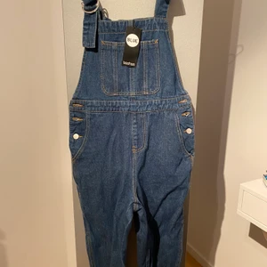 Hängselbyxor  - Mörkblå hängselbyxor från Boohoo. Säljer de för att de är för små. De är oanvänd och slutsåld. Meddela om du har någon fråga. Nypris 300 kr.