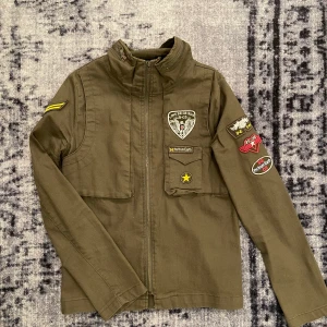 Militärjacka  - Sitter jättebra på, använd varsamt och är i jättefint skick! Pris: 149kr