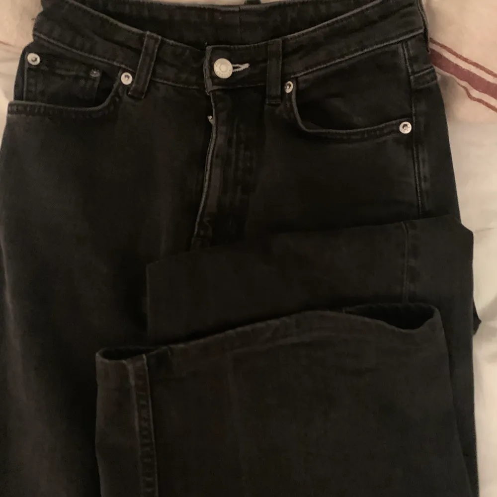 Ett par svarta vida jeans från weekday i modellen ace! Väldigt bra skick och varit mina favorit jeans lönge men dags att gå!💕 köparen står för frakt. Jeans & Byxor.