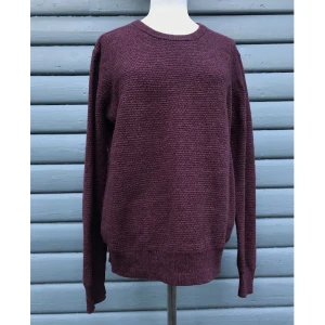 HOPE stickat ulltröja vinröd St.M/L - HOPE vinröd/lila lammull blandning stickat långtröja i storlek 46. Passar St. M/L fint. Fint skick och inget att anmärka på. Längd: 69cm