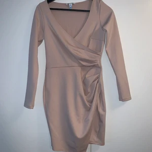 Klänning Nelly - Aldrig använd i storlek S. Köparen betalar för frakt. 