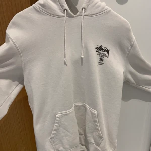 Vit stussy tröja från london medium - Har använt denna tröja lite och har inga defekter. Tröjan sitter lite stor men är väldigt skön och fräsch