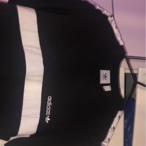 Adidas tröja s - Denna skitsnygga t-shieten från adidas passar inte min stil längre. Andvänd fåtal gånger, i toppskick. Ord pris 599kr. Den är i herr S men sitter sjukt fint på  dam/herr xs-m. Skriv gärna privat angående bud/frågor🥰