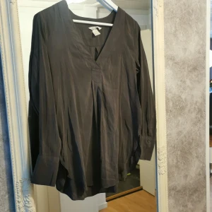 Blus  - En  mörkgrå blus från hm ✨