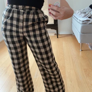 Rutiga byxor - Extremt sköna byxor i mycket bra kvalitet. Dom är i storlek M, men lite små för mig. Jag skulle säga att dessa byxor är mellan M och S.