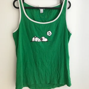 Snobben linne  - Mörkgrönt linne med Snobben som tryck. Thriftat. Strl L. Kontakta för fler frågor 🤍