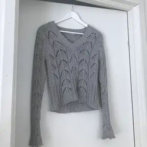 Grå (lite glittrig) tröja från Zara, bra skick, står storlek L men passar även XS✨ möts upp i Stockholm