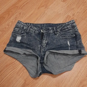 Shorts - Dessa shorts är från H&M för ca. 3-4 år sedan och har lite "hål"på sidorna. Jätte fina och är i bra skick. Andvända 2-3 gg och kostar endast 40kr🤗