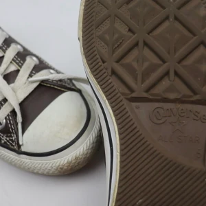 Mörkbruna Converse  - Mörkbruna converse, de är använda men de är fortf i bra skick. strlk 37,5 