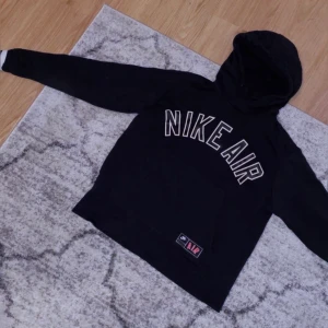 Trendig NIKE air hoodie  - Asball trendig NIKE AIR hoodie säljes! Använd ett fåtal gånger och därav i toppenskick. Passar till allt & riktigt trendig. Säljes till högstbjudande, budgivning sker kommentarerna. Köparen står för frakt (63 kr). Fler bilder kan fås vid intresse 💜