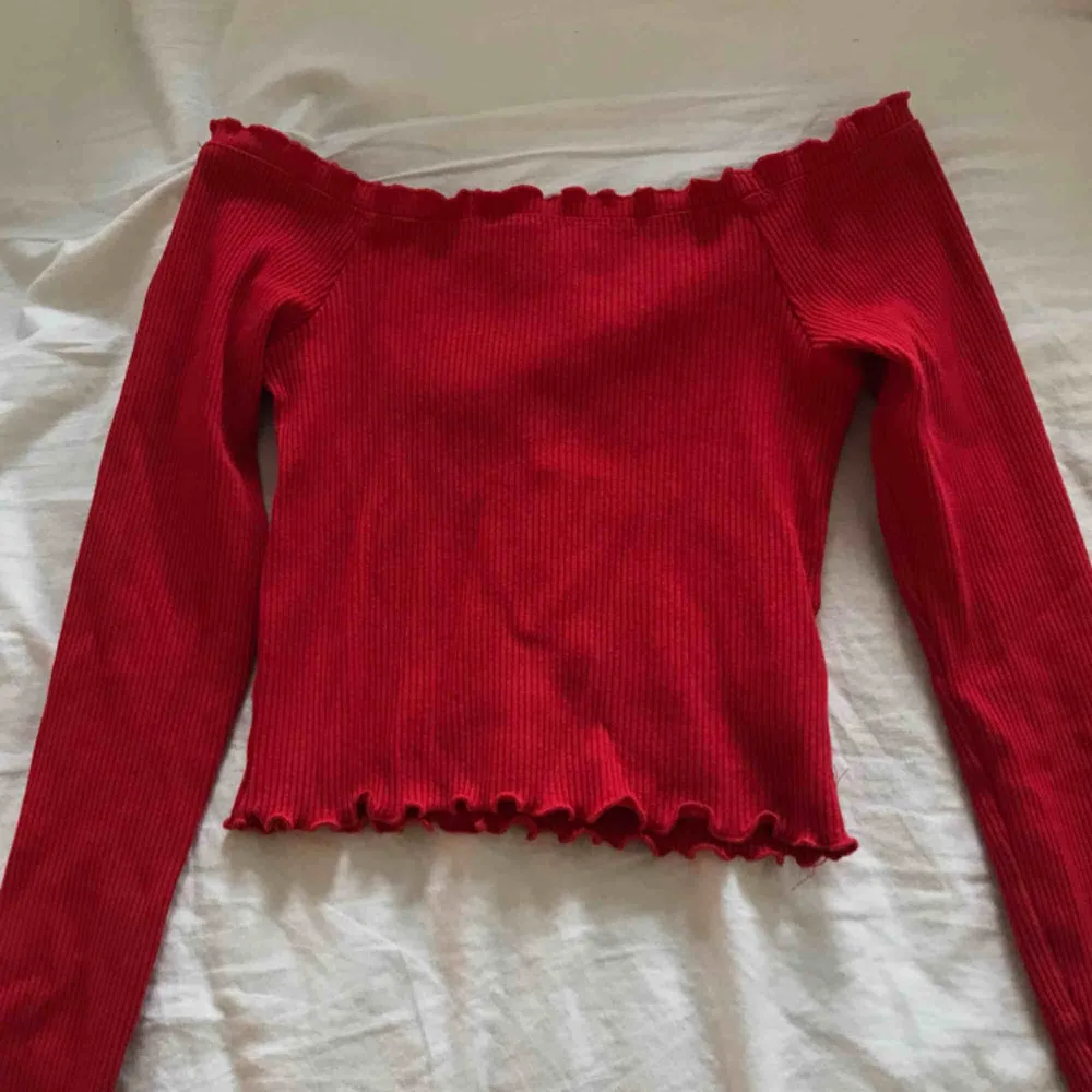 Röd offshoulder tröja från Gina tricot. Säljer därför att jag aldrig använder den!. Tröjor & Koftor.