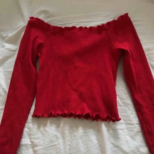  - Röd offshoulder tröja från Gina tricot. Säljer därför att jag aldrig använder den!