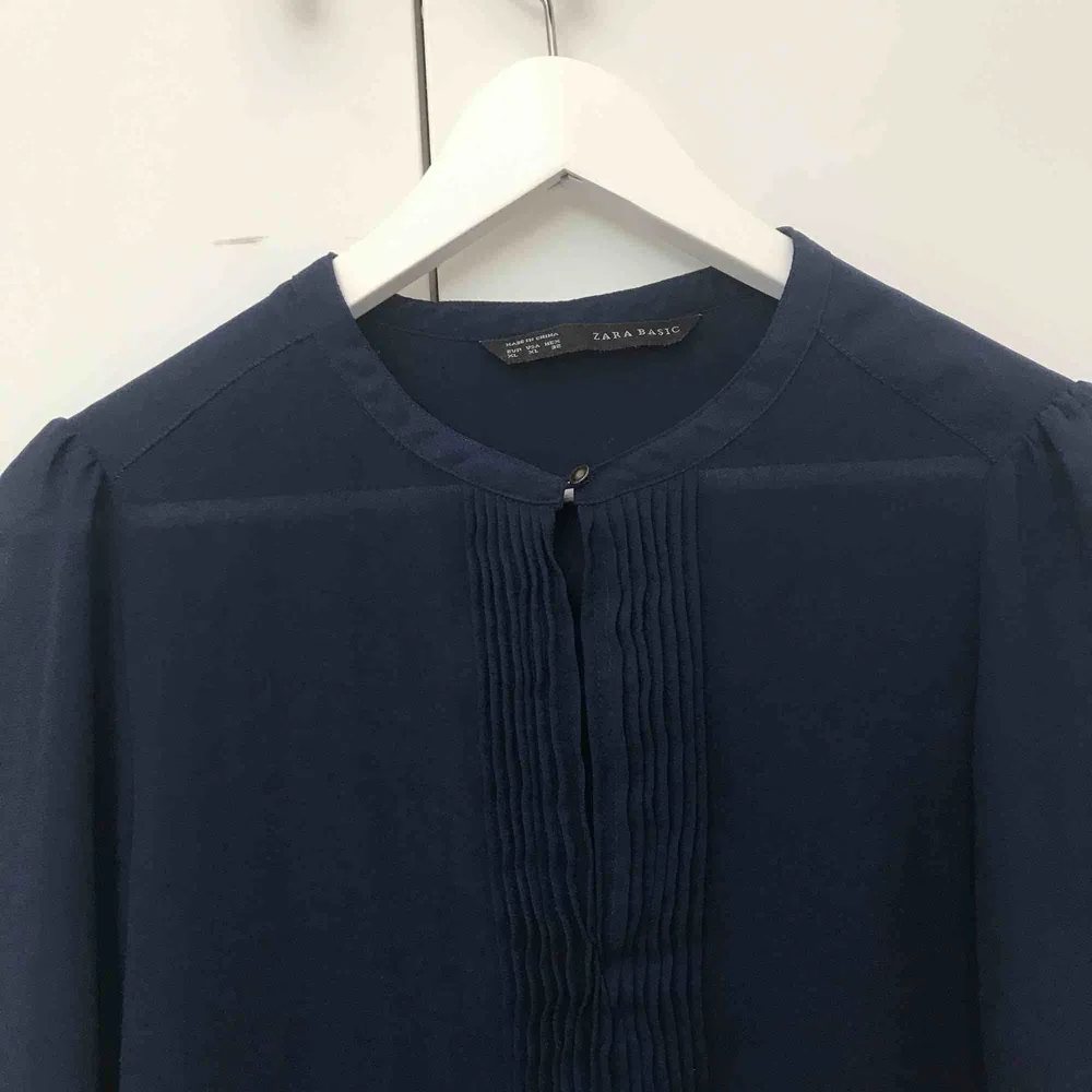 En royal blue färgad blus från Zara i bra skick. Storlek XL men funkar även som en L. Skickar gärna fler bilder ifall det skulle viljas. Köparen står för frakten💙. Blusar.