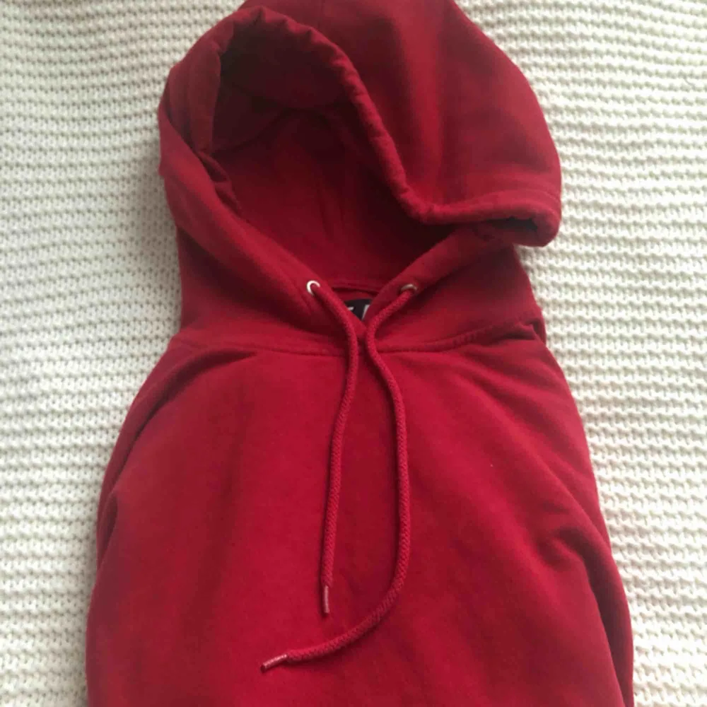 Säljer en simpel röd hoodie från carlings, möts upp och fraktar!. Hoodies.