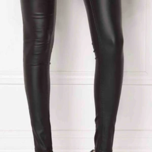  - Skinnbyxor/jeans, coated jeans. Från pieces Strl XS Endast testade men köpt från en innan-nyskick Passade inte mig därför säljer jag Fraktar endast och ni står för frakt❤️
