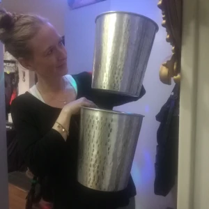  - 2 snygga krukor i stål  Perfekt för blommor ute på tomten el likn Mötas upp vid Ropsten eller Åhléns city el gamla stan   Skickas endast via Swish och frakt står köparen för 