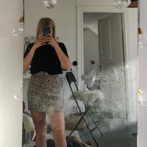  - En jätte fin kjol från gina tricot. Som bara är använd några få ggr! Så i väldigt bra skick. Köparen står för frakt ❤️🥰