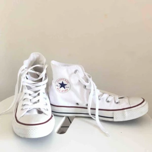  - Ett par endast testade höga converse. Nypriset ligger på ca 500kr. Frakt tillkommer! 😝