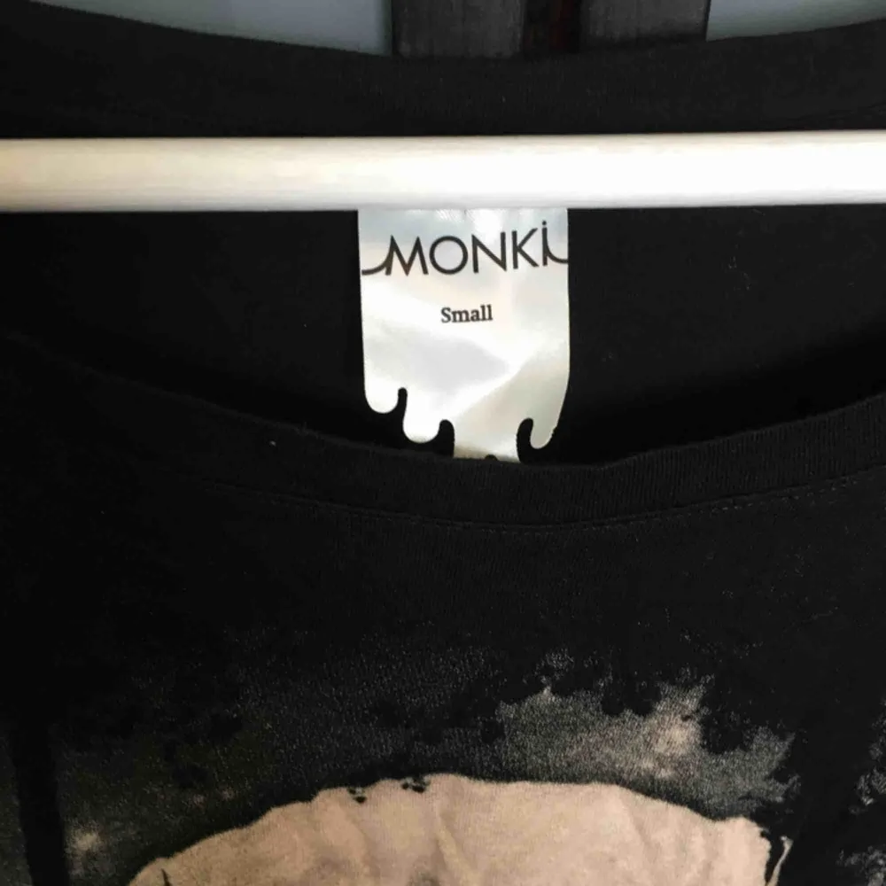 Jättefin t-shirt från Monki ☀️. T-shirts.