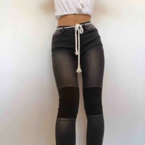  - Trendiga stretchiga jeans från vero Moda. Säljer på grund av att jag har för många svarta jeans. Mycket fint kvalitè, knappt använda, frakt tillkommer. Orginalpris: 599kr