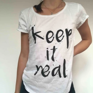  - T-shirt som är lätt att matcha med allt. Mycket fint skick då jag inte har använt den endast en gång. Säljer just på grund av att jag använder för sällan. 100kr inkl frakt