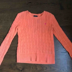  - Säljer nu min Ralph Lauren kabelstickade tröja. Knappt använd.  Storlek - L i barnstorlek. Men passar en vuxen XS