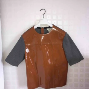  - En topp i läder i väldigt bra skick från H&Ms samarbete med Marni 2012. Endast använd ett fåtal gånger. Toppen finns ej längre att köpa. Inköpt för 1500kr Säljer för 600kr                                       Möts i Stockholm /Olivia