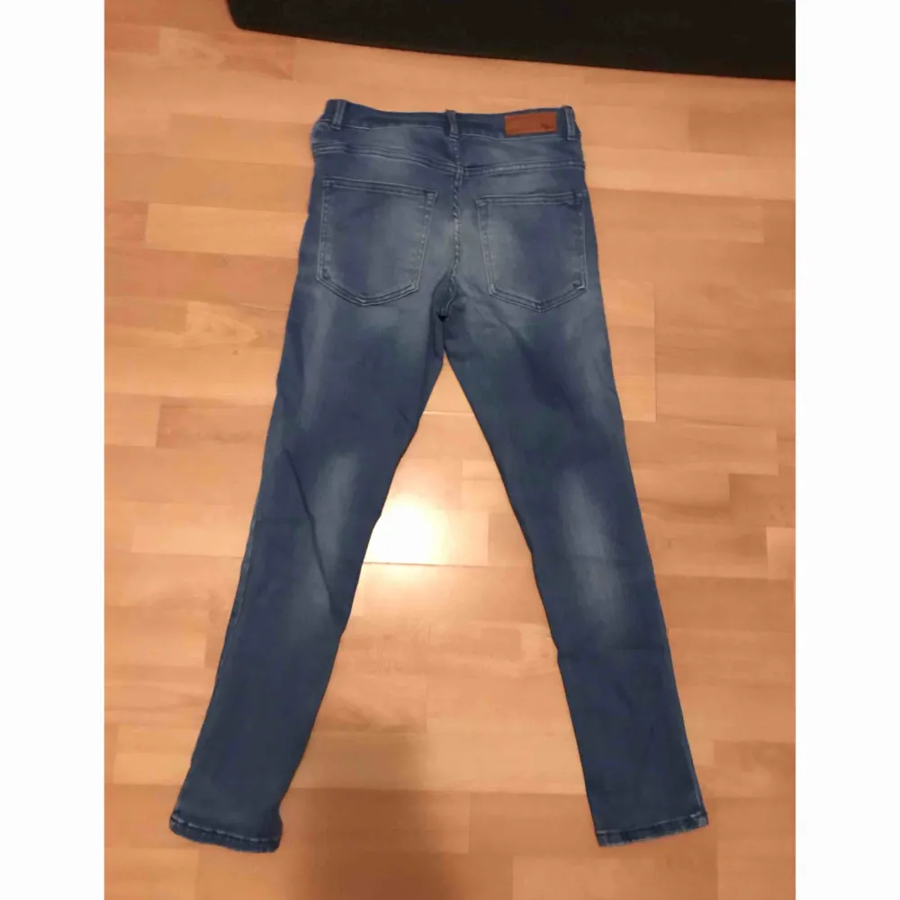 Snygga byxor från Bikbok i bra skick, använda ett fåtal gånger och fortfarande i nyskick! . Jeans & Byxor.