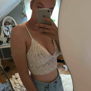  - jättegullig spetsbralette från lindex. sparsamt använd.  frakt inkluderat i priset❕🥰