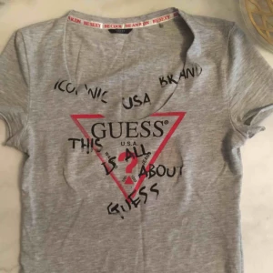  - Guess T-shirt , knappt använd . 