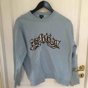  - Tröja köpt på humana. Står att det är en L men passar S bättre! Fint skick men har nån liten fläck