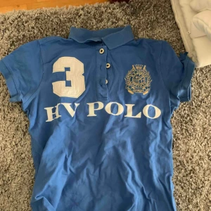  - Säljer nu min rid-tröja jag använde i stall och på tävlingar. Fint skick och välskött trots använd mycket!  Den är köpt för 3 år sedan till ordinarie pris ungefär 600 kr.   Köparen står för frakt!   OBS! Det är inte Ralph lauren, utan märket HV POLO!