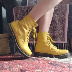  - Dr. Martens i nyskick! Säljer pga för stora för mig. Endast lite skrapmärken på framsidan av skorna annars ser de helt nya ut! 