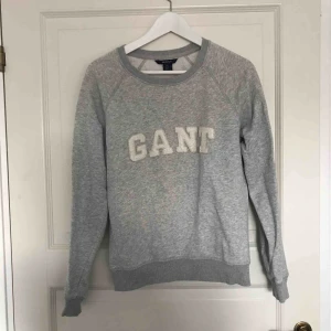  - Grå tjocktröja från GANT. Storlek L men ganska liten i storleken! 
