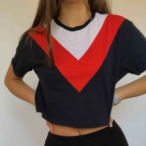 - Trendig cropped T-shirt som jag tyvärr måste sälja eftersom att den är lite liten. Använd sparsamt och därför i nytt skick. Frakt ingår i priset 