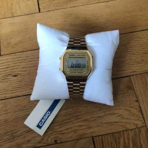  - HELT NY OANVÄND CASIOKLOCKA RETRO VIBESSSS NYPRIS 600 SÄLJER PGA FICK DEN SOM GÅVA OCH GLÖMDE BYTA LITE FÖR STOR FÖR MIG SOM HAR GANSKA SMAL HANDLED. SKRIV FÖR EXAKTA MÅTT. GÅR ATT JUSTERA OM DEN LÄMNAS IN.  MÖTER UPP I GBG ELLER FRAKT SOM KÖPARE STÅR FÖR